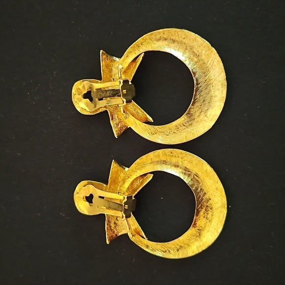 Vintage Larger Gold-Tone Clip-on Earrings - Picture 5 of 6